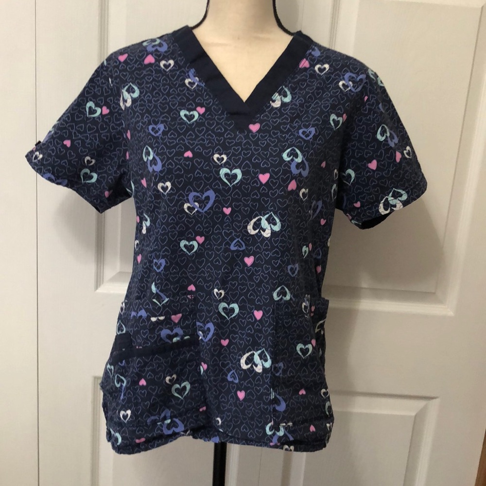 Maevn Women’s V-Neck Scrub Top, Large, Navy with hearts